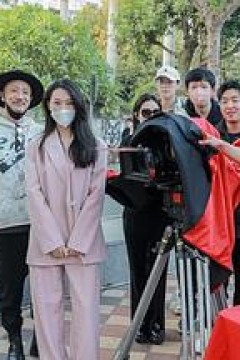 举杯畅饮的姐姐们